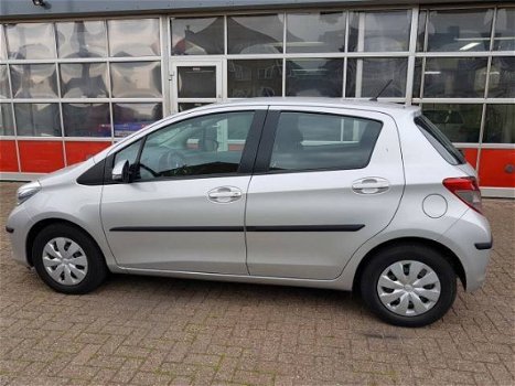 Toyota Yaris - 1.3 VVT-i Now 5drs met maar 6.645 km - 1