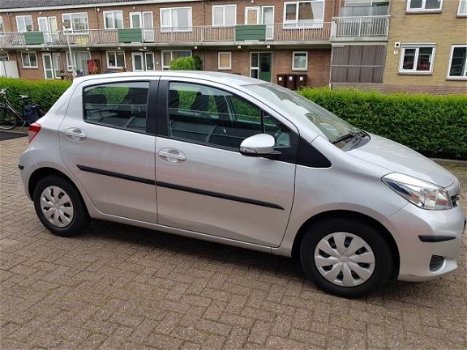 Toyota Yaris - 1.3 VVT-i Now 5drs met maar 6.645 km - 1