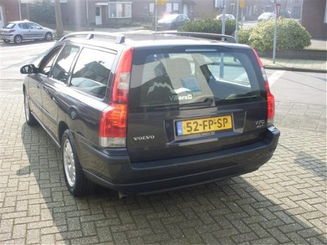 Volvo V70 - 2.4 T COMF AUT5 / YOUNGTIMER / 7-ZITS - 1