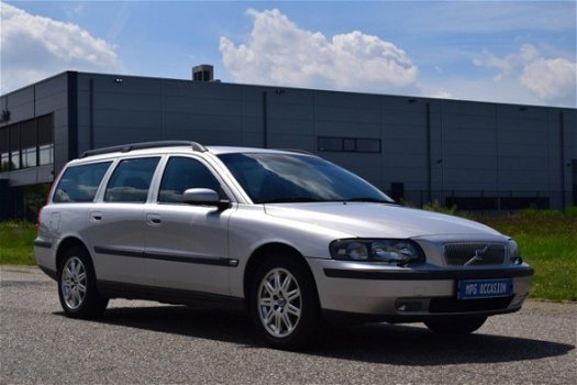 Volvo V70 - 2.4 Comfort Line Youngtimer Automaat, Stoelvw, Climate, Cruise, Trekhaak - 1