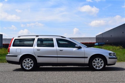 Volvo V70 - 2.4 Comfort Line Youngtimer Automaat, Stoelvw, Climate, Cruise, Trekhaak - 1