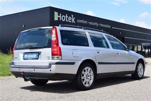 Volvo V70 - 2.4 Comfort Line Youngtimer Automaat, Stoelvw, Climate, Cruise, Trekhaak - 1