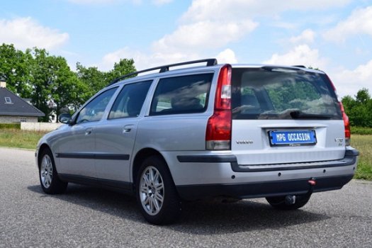 Volvo V70 - 2.4 Comfort Line Youngtimer Automaat, Stoelvw, Climate, Cruise, Trekhaak - 1