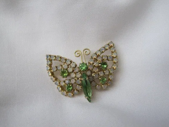 Broche goudkleurige vlinder met ice blauw en groen kristal rijnsteentjes 3.5x2.6 cm. - nr. 1