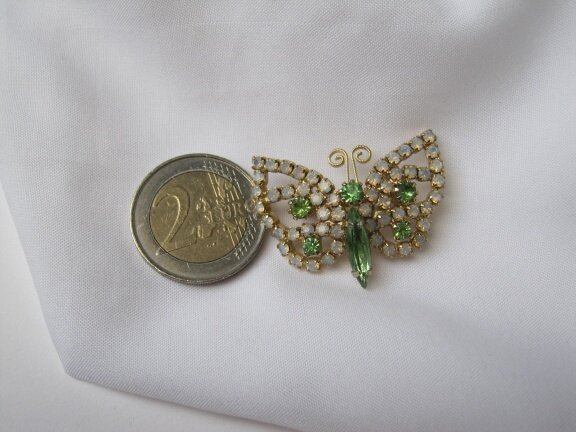 Broche goudkleurige vlinder met ice blauw en groen kristal rijnsteentjes 3.5x2.6 cm. - Afbeelding 2