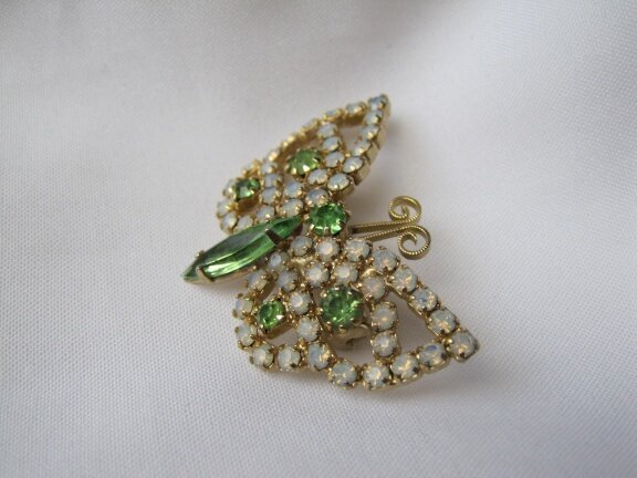 Broche goudkleurige vlinder met ice blauw en groen kristal rijnsteentjes 3.5x2.6 cm. - Afbeelding 4