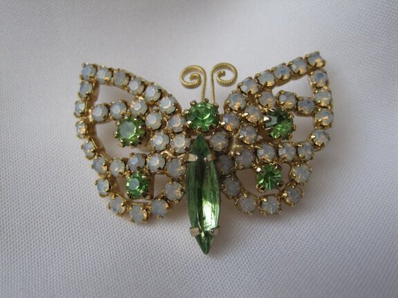Broche goudkleurige vlinder met ice blauw en groen kristal rijnsteentjes 3.5x2.6 cm. - Afbeelding 5