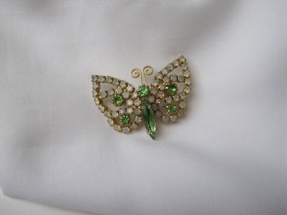 Broche goudkleurige vlinder met ice blauw en groen kristal rijnsteentjes 3.5x2.6 cm. - Afbeelding 7