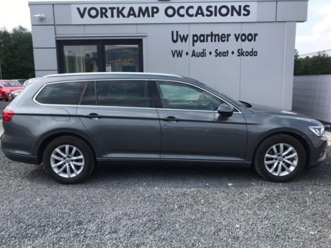 Volkswagen Passat Variant - 1.6 TDI COMFORTLINE N.A.P/ NAVI/TREKHAAK/LED/1e Eigenaar - 1