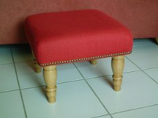 Footstool 42x42 - rood linnen - blank gelakt 550 - NIEUW !!