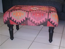 Die valt op bij uw zwarte bankstel !! Mooie KELIM footstool.