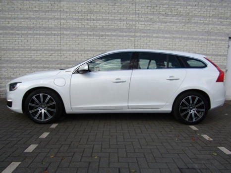 Volvo V60 - 2.4 D6 AWD PLUG-IN HYBRID - 1