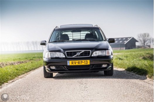 Volvo V70 - 2.3 R AWD - 1
