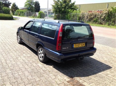 Volvo V70 - 2.5 D Comfort BIJTELLINGSVRIENDELIJKGARBADGERUN - 1