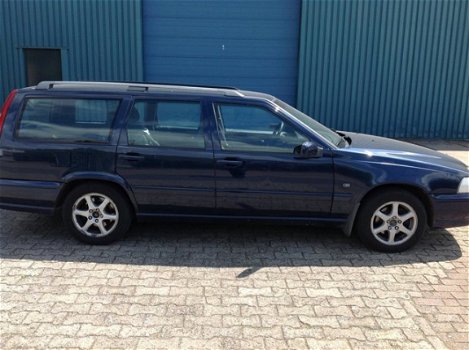 Volvo V70 - 2.5 D Comfort BIJTELLINGSVRIENDELIJKGARBADGERUN - 1