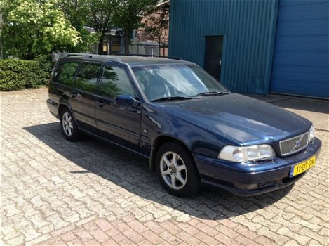 Volvo V70 - 2.5 D Comfort BIJTELLINGSVRIENDELIJKGARBADGERUN - 1