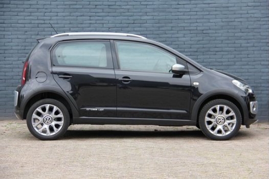 Volkswagen Up! - 1.0 cross up BlueMotion I INCL. € 695, 00 AFL.KOSTEN + BOVAG GARANTIE - 1