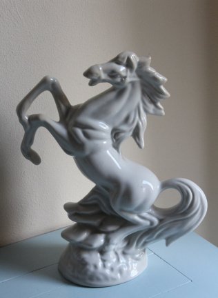 Paard stijgerend - wit porselein - nr. 1