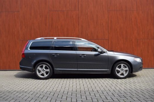 Volvo V70 - 2.5 FT-231PK-Summum-Aut-Leer-Trekhaak-17inch - 1