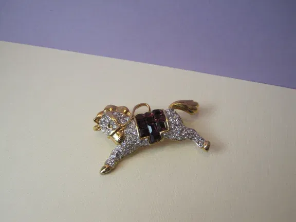 Broche goudkleurig pony paard met heldere en aubergine paarse kristal rijnstenen3.9x2.4 cm - nr. 1