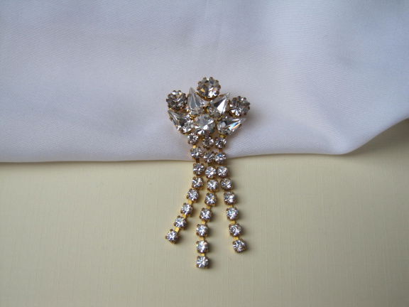 Broche goudkleurig met sliertjes en kristal rijnstenen 6.3x2.6 cm - nr. 1