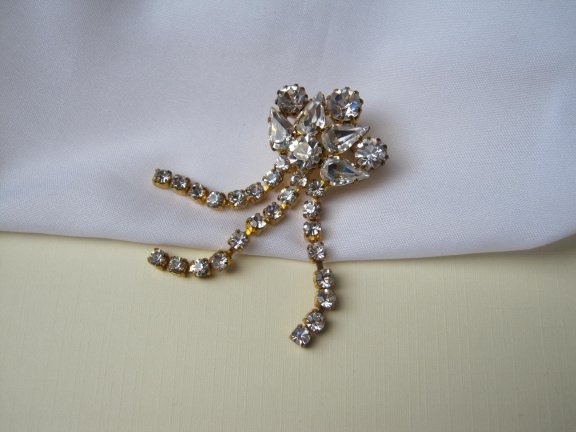 Broche goudkleurig met sliertjes en kristal rijnstenen 6.3x2.6 cm - Afbeelding 2