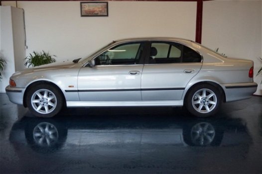 BMW 5-serie - 523i Executive Airco/Nieuw apk/Nette auto - 1