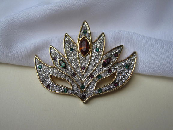 Broche goudkleurig bloem lelie model met paars,groen en amber kleurige steentjes 5.5x4.5 cm - nr. 1