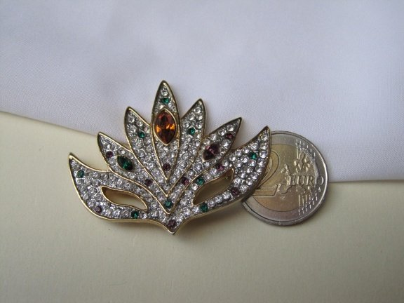 Broche goudkleurig bloem lelie model met paars,groen en amber kleurige steentjes 5.5x4.5 cm - Afbeelding 4