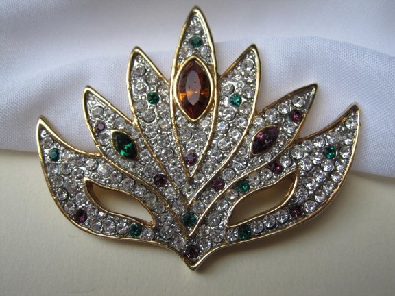 Broche goudkleurig bloem lelie model met paars,groen en amber kleurige steentjes 5.5x4.5 cm - Afbeelding 6