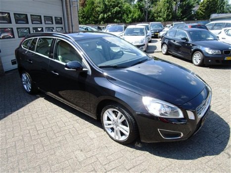 Volvo V60 - 1.6 D2 Summum Leder, Navi, PDC - 1