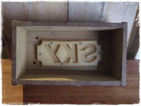 Stoere houten steenmal met stempel - 3