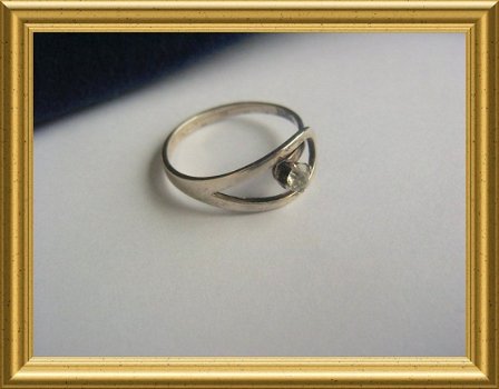 Leuke zilveren ring met steentje - 4