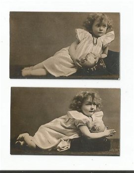 Twee oude kleine zwartwit fotootjes : kind - 1
