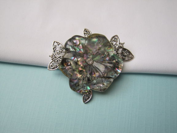 Broche zilverkleurig blad met transparante bloem 5.6x4.8 cm. - nr. 1