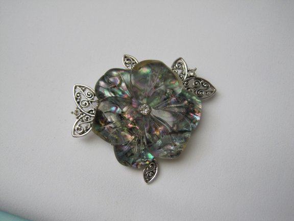 Broche zilverkleurig blad met transparante bloem 5.6x4.8 cm. - Afbeelding 2
