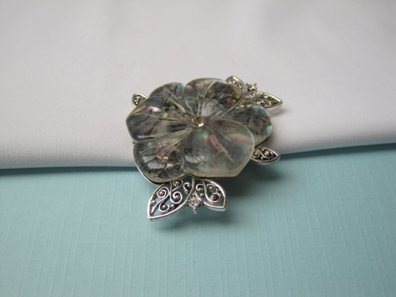 Broche zilverkleurig blad met transparante bloem 5.6x4.8 cm. - Afbeelding 5