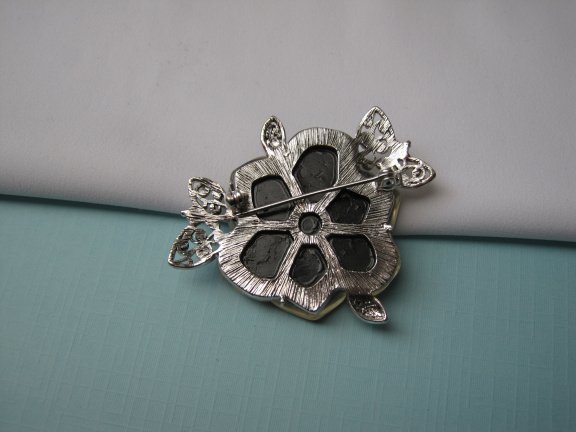 Broche zilverkleurig blad met transparante bloem 5.6x4.8 cm. - Afbeelding 3