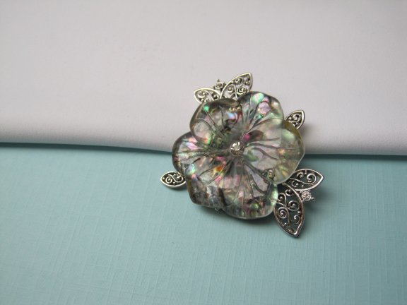 Broche zilverkleurig blad met transparante bloem 5.6x4.8 cm. - Afbeelding 6