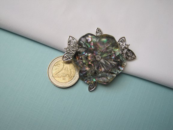 Broche zilverkleurig blad met transparante bloem 5.6x4.8 cm. - Afbeelding 4