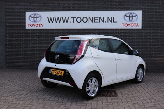 Toyota Aygo - 1.0 VVT-i x-play Navigatie-Airco-Parkeercamera - 1