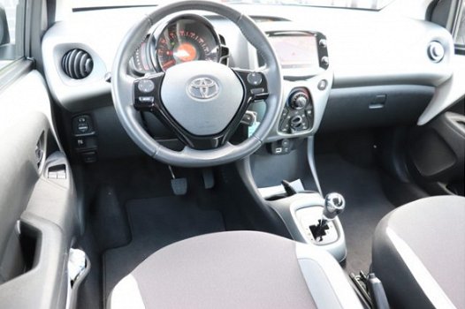 Toyota Aygo - 1.0 VVT-i x-play Navigatie-Airco-Parkeercamera - 1