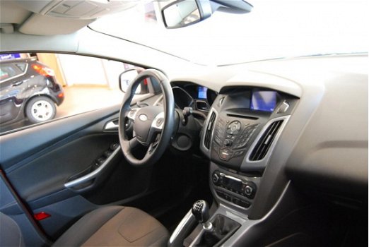 Ford Focus - 1.6 ECOBST 150PK TITANIUM TREKHAAK 150OKG NAVI - 1