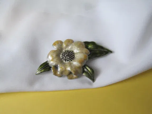 Broche zilverkleurig metaal met gemarmerd en groen emaille bloem 7.5x4.6 cm - nr. 1
