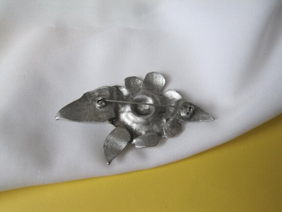 Broche zilverkleurig metaal met gemarmerd en groen emaille bloem 7.5x4.6 cm - Afbeelding 2