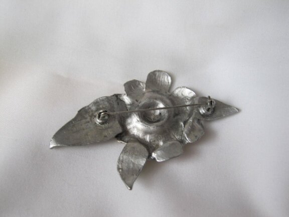 Broche zilverkleurig metaal met gemarmerd en groen emaille bloem 7.5x4.6 cm - Afbeelding 5