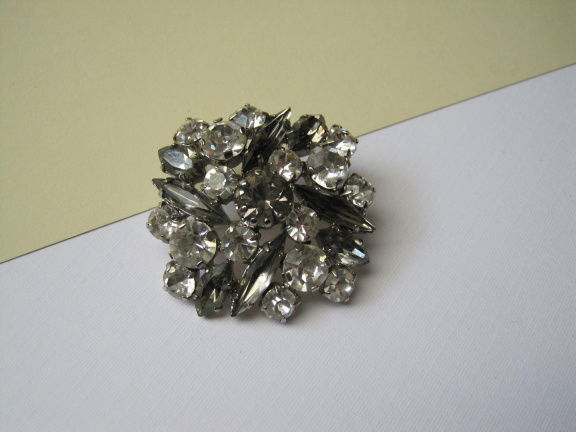 Broche zilverkleurig met heldere en grijze rijnstenen 3.6 cm - nr. 1