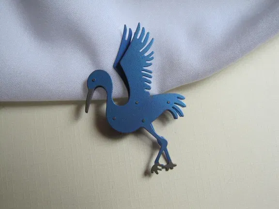 Broche blauw metalen ooievaar 5.4x3.5 cm - nr. 1