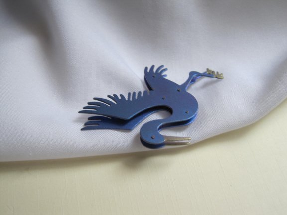 Broche blauw metalen ooievaar 5.4x3.5 cm - Afbeelding 3
