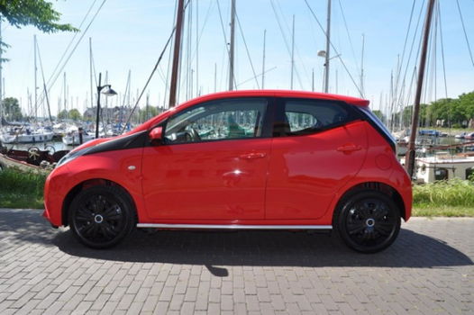 Toyota Aygo - 1.0 VVT-i x-play Ferrari rood*zwarte wielen*sidebars - 1